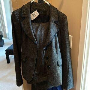 Women’s 3-piece wool blend suit from Nordstrom’s Size 10. Jacket,pants,skirt.
